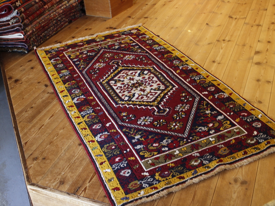 トルコ絨毯・アヴァノス/カッパドキア162×86cm ワインレッドとイエローボーダー
