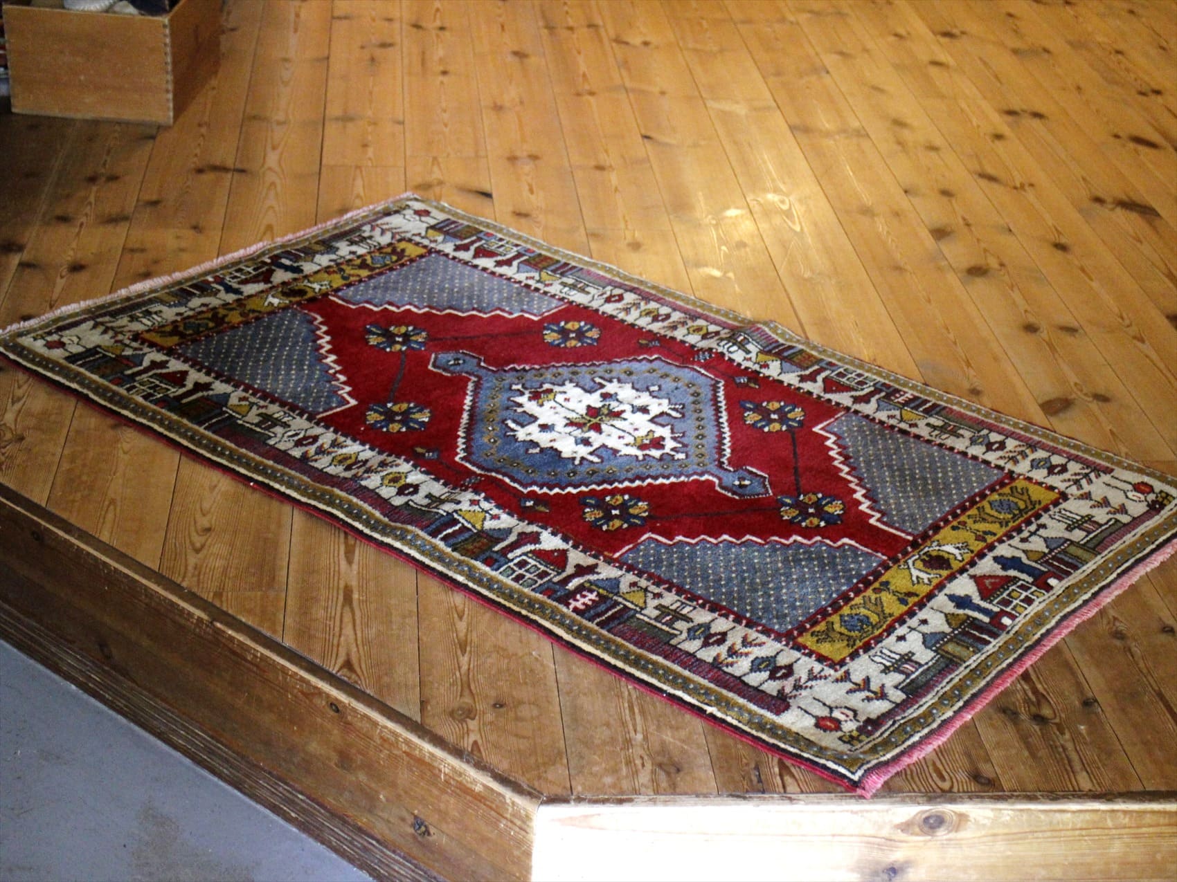 オールドカーペット・カイセリ・ヤヒヤル・トルコ手織り絨毯 赤のメダリオンと町の風景