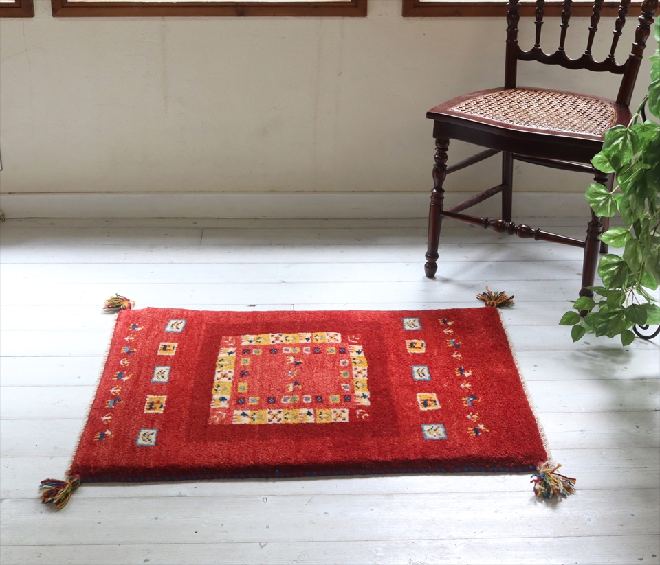ギャベ　イラン製手織りラグ　玄関マットサイズ87×58cm レッド　枠縁の付いたデザイン　動物と植物モチーフ