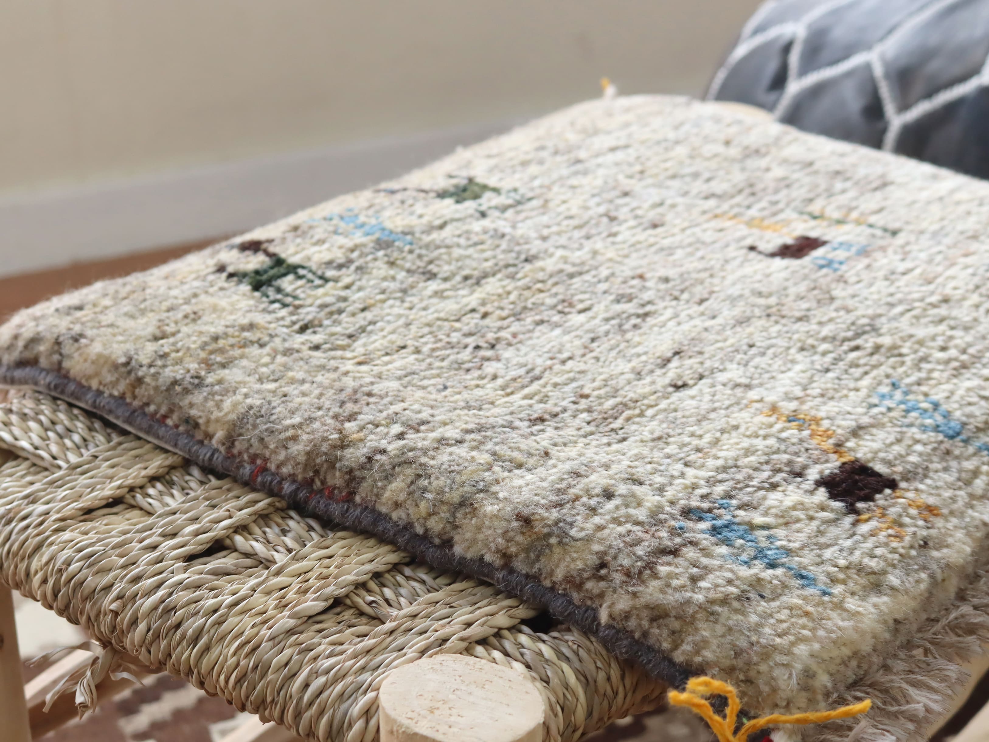 ギャベ イラン手織り 座布団ギャッベ40×43cm 無染色の羊毛のグレー